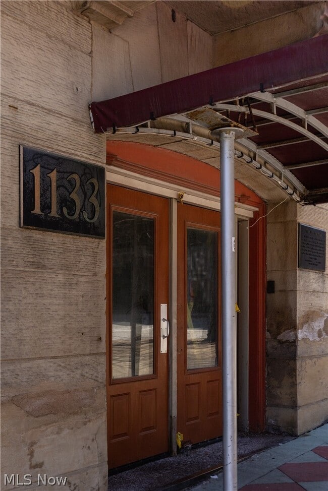 Building Photo - 1133 W 9th St