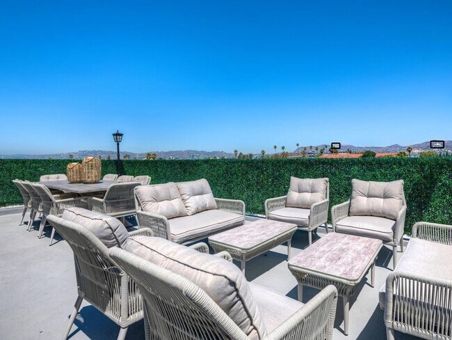 Building Photo - 338 Mariposa Ave