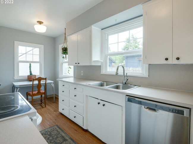 Building Photo - Charming 3 bed + office, 1.5 bath rental home in University Park Portland!