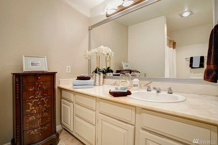 Master bathroom - 16929 Inglewood Rd NE
