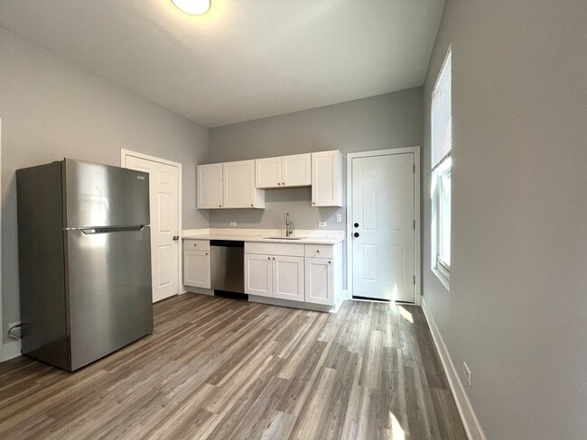 Building Photo - 942 N Elston Ave