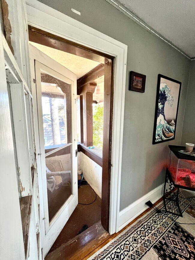 Building Photo - AVAILABLE JUNE - Charming 4 Bed 1.5 Bath Home