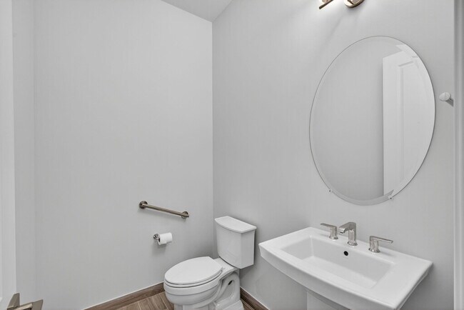 Building Photo - 9901 Regency Wy