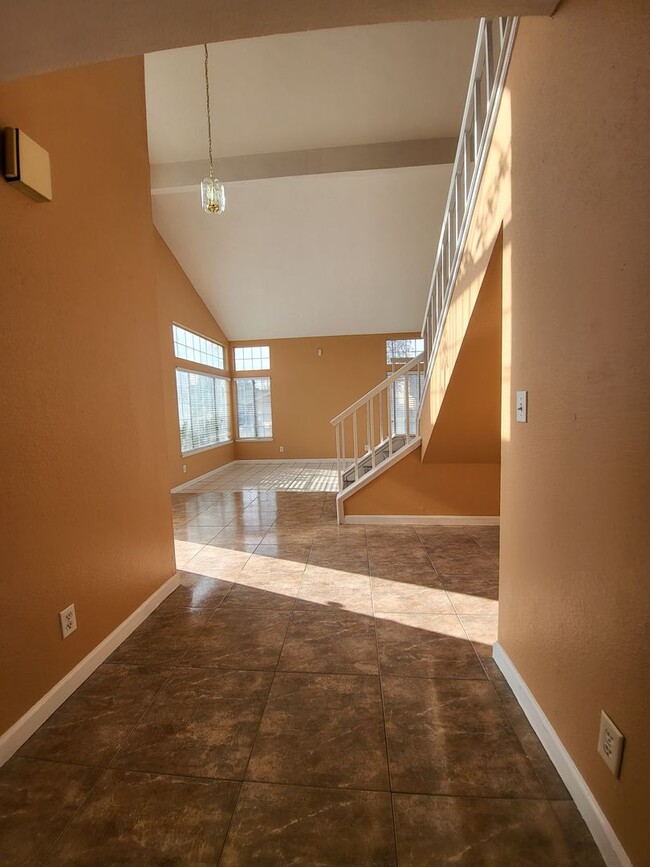 Building Photo - Beautiful home well maintained 4 Bedroom 3...