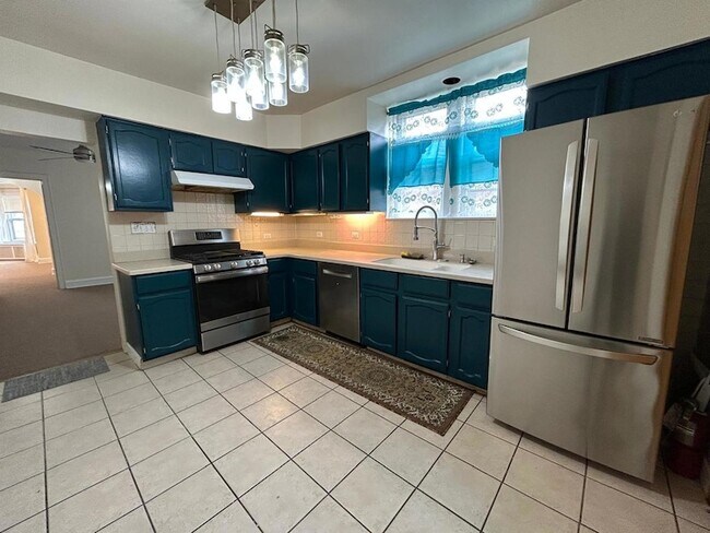 Building Photo - 6332 N Francisco Ave