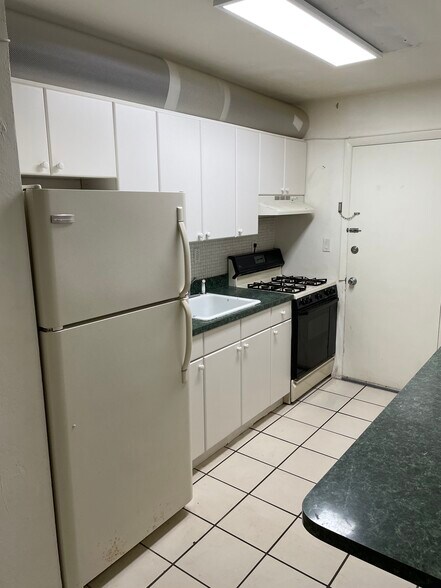 Building Photo - 465 S Royal Poinciana Blvd