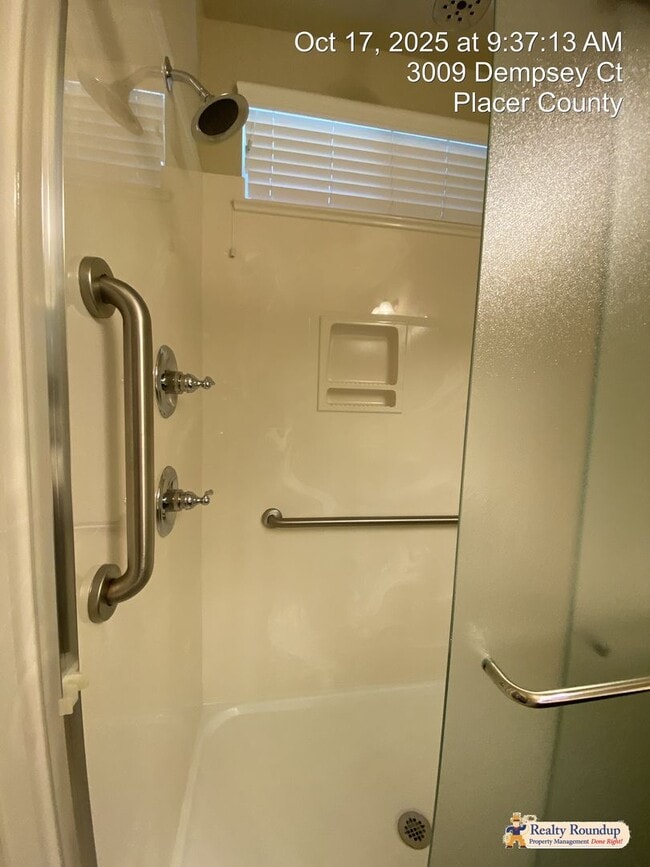 Building Photo - Pristinely Maintained Roseville Home with ...