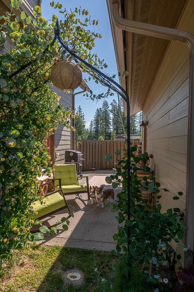 Building Photo - 123 Trestle View Ct