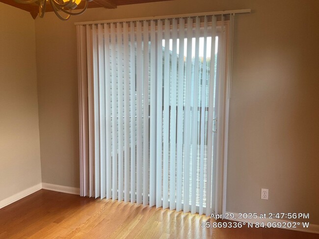 Building Photo - 3 Bedroom / 2.5 Bath House Available Now
