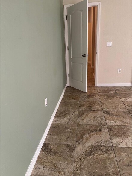 Building Photo - 616 Valencia Ct