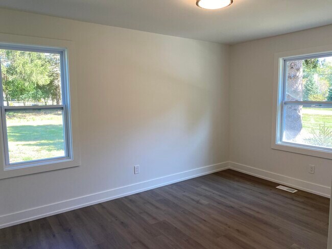 Building Photo - 18661 Laurel Dr