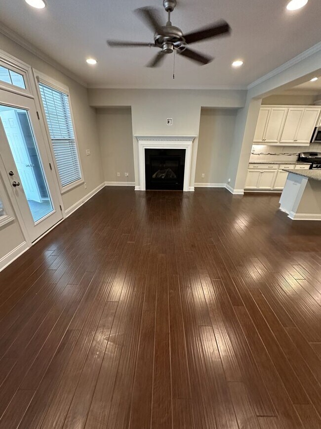 Building Photo - 3 Bedroom 2.5 Bathroom Townhome!