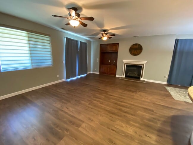 Building Photo - Big beautiful Home for rent in Visalia, Ca