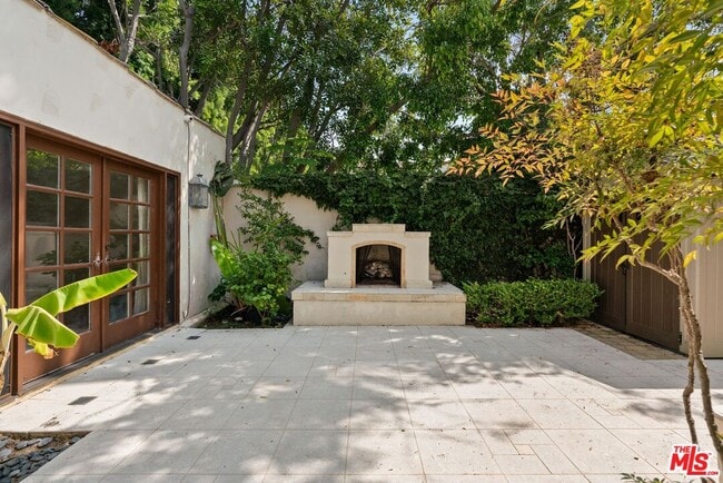 Building Photo - 312 S El Camino Dr