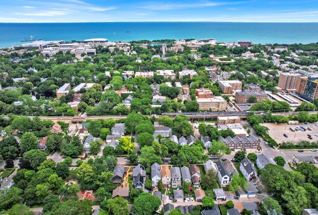 Building Photo - 2026 Maple Ave