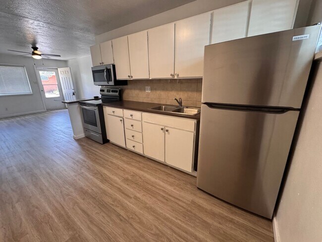 Building Photo - 9400 Candelaria Rd NE