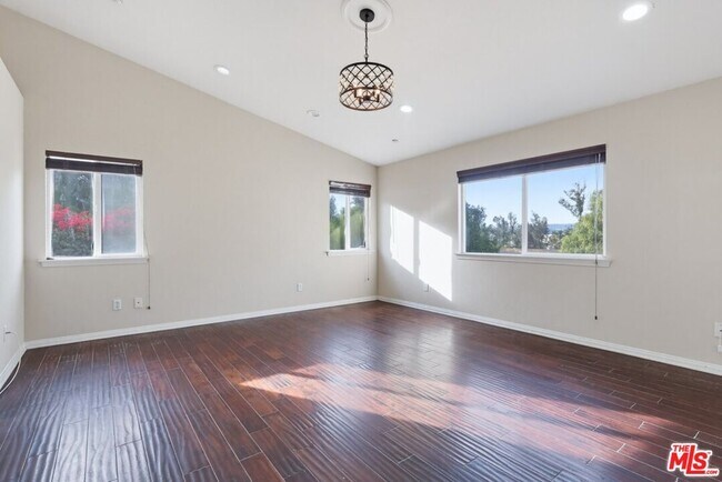 Building Photo - 5187 Knollwood Way