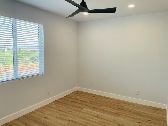 Building Photo - 17 N Alamos Dr