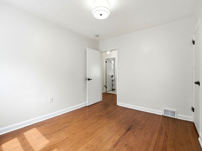 Building Photo - Fully Renovated Rental with Designer Kitchen, Modern Bath & Bonus Spaces – Stratford, NJ