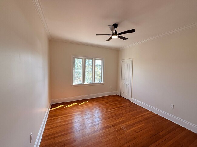 Building Photo - One Bedroom / One Bath Condo