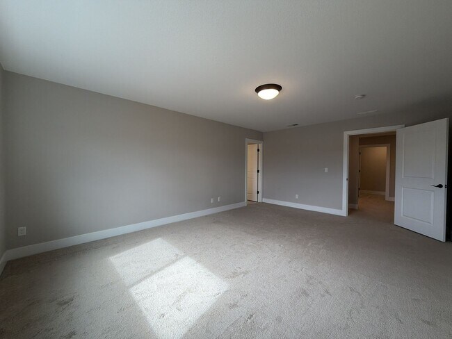 Building Photo - 12425 SW Silvertip St