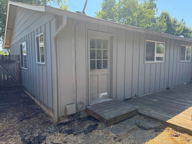 Building Photo - 2 bedroom 1 bath duplex with a garage!