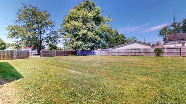 Building Photo - Large home in Galion Schools