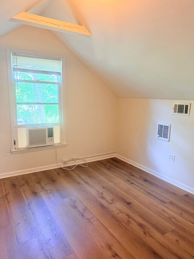 Building Photo - 14 Enka Pine St