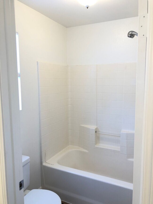 Building Photo - CHARMING 3 BR/2.5 BATH  " TWELVE PICKET LA...