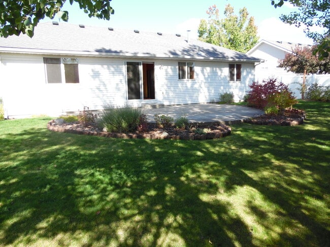 Building Photo - 1290 W Cardinal Ave