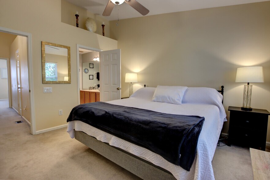 Building Photo - 874 Vineland Pl