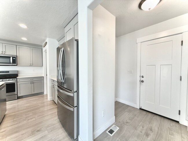 Building Photo - 3 Bed | 2.5 Bath | 2,365 sq ft above grade | Full unfinished basement | 2-car garage