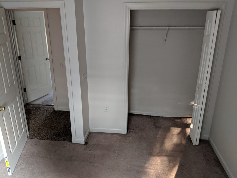 2nd bedroom - 357 Braeside Ave