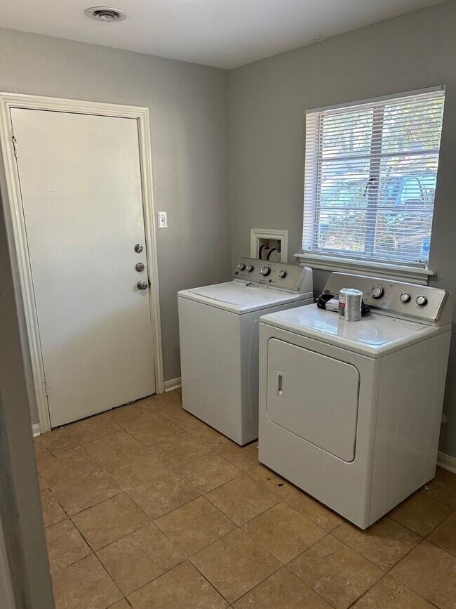 Building Photo - 1702 Maux Dr