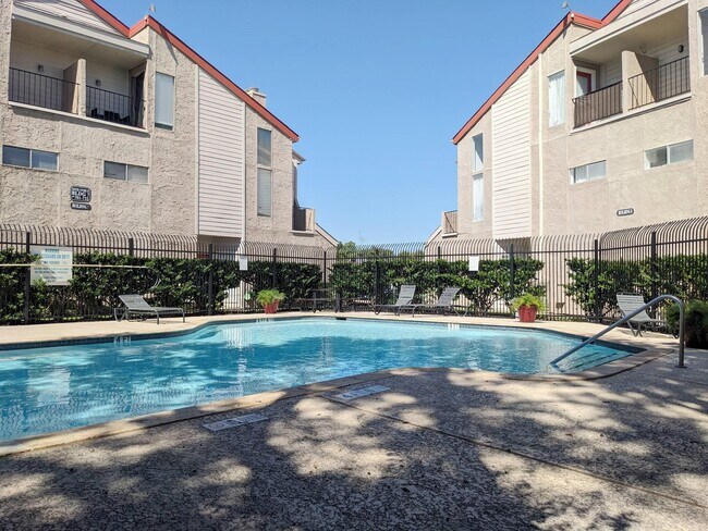 Building Photo - 10855 Meadowglen Ln