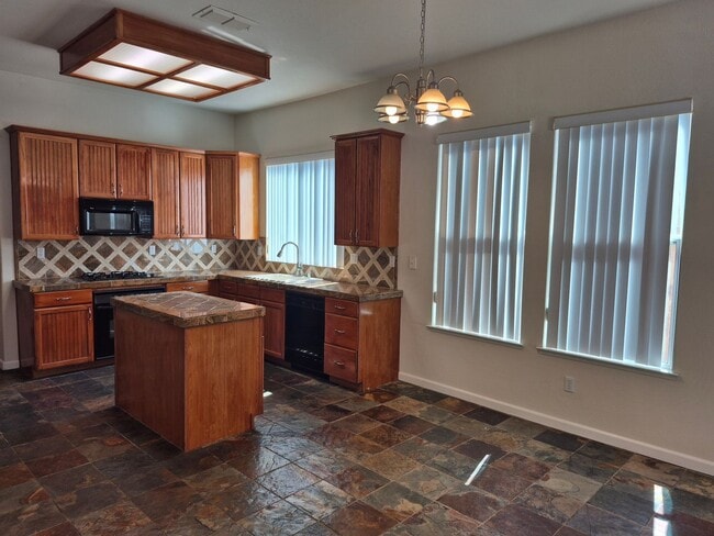 Building Photo - Beautiful 4 bedroom 3.5 bath in Natomas Park
