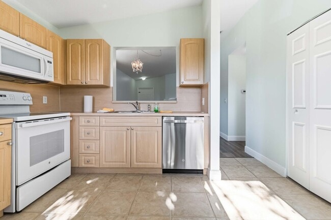 Building Photo - Beautiful Condo