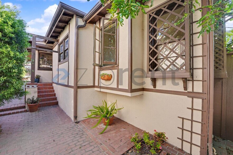 Building Photo - Unit