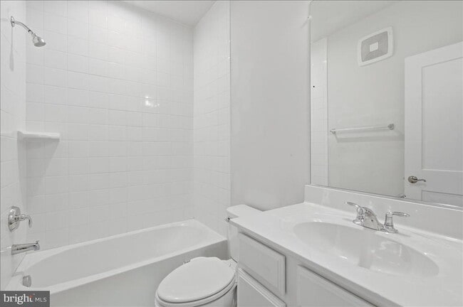 Building Photo - 13538 Sayward Blvd