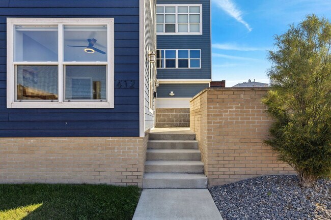 Building Photo - 412 W Shoreline Dr