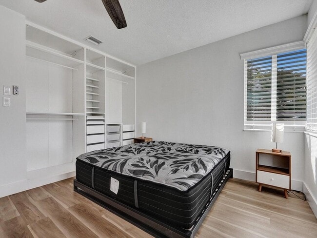 Building Photo - 2750 NE 10th Ave