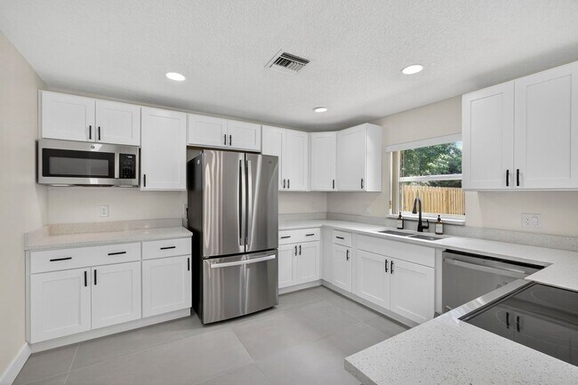 Building Photo - 1135 Staghorn St