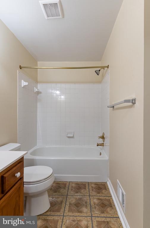 Building Photo - 7 Valleyfield Ct