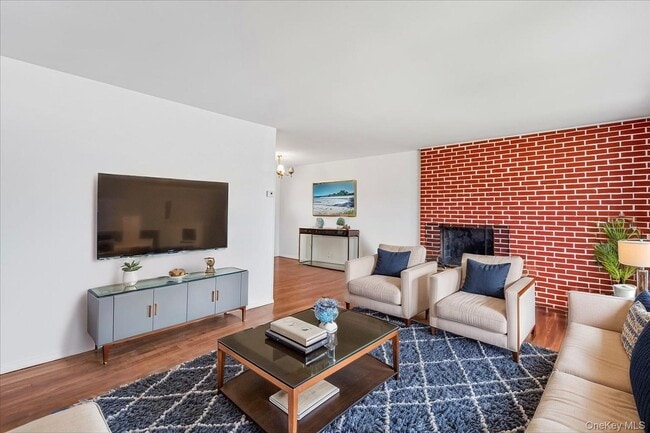 Building Photo - 19 Dakota St