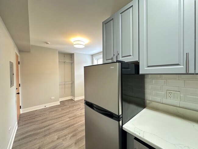 Building Photo - 508 W Belmont Ave