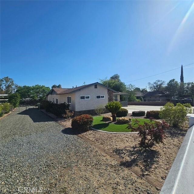 Building Photo - 746 River Dr