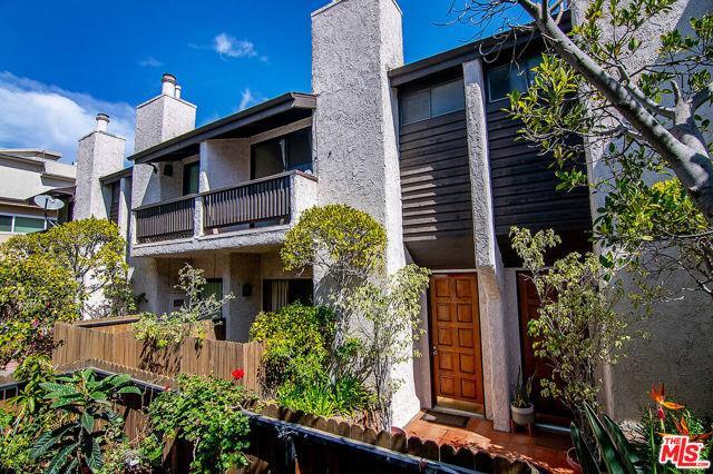 Building Photo - 2216 S Bentley Ave