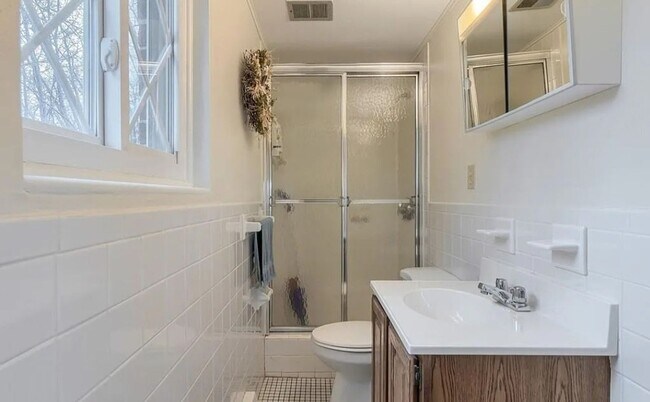 Building Photo - Spacious 3BR Condo in North Andover