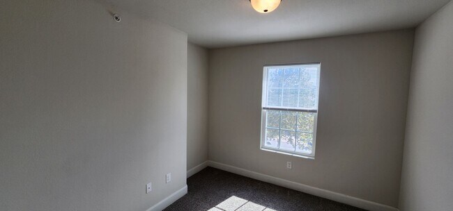 Building Photo - Townhome for rent