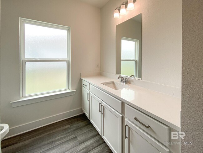 Building Photo - 510 Hardwood Ave